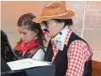  ?? Foto: Isabella Achtnicht ?? Sabine Duttle, Leni Lauscher und Angela Klinger am Klavier spielten den Cowboy Song.