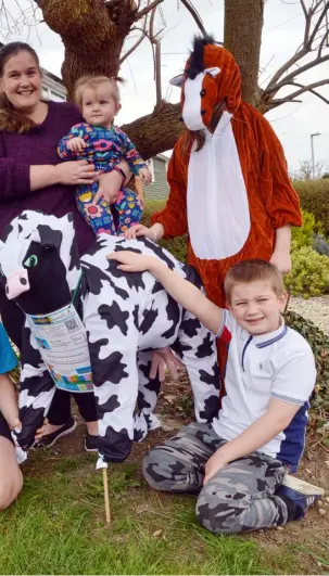  ?? Pictures: Steve Smyth ?? COW’S ABOUT THAT THEN: Smiles from the Green family, posing with their cow creation