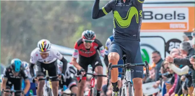  ??  ?? COMO UNA FLECHA. Alejandro Valverde hizo el gesto de lanzar una flecha para celebrar su quinta conquista del Muro de Huy, unas rampas en las que domina con mano de hierro.