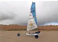  ??  ?? Bis zu 120 km/h kann Strandsegl­er Sven Hader erreichen. Für Anfänger ist auch 60 km/h schon sehr schnell.