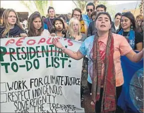  ?? FADEL SENNA / AFP ?? Grupos de estudiante­s protestan contra Trump en la Marrakech