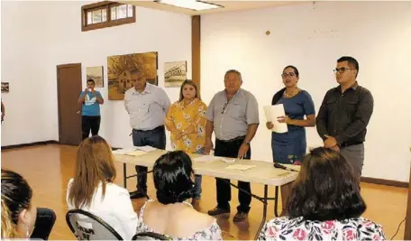  ??  ?? Cortesía La Comisión para la Consulta Ciudadana que forman Manuel Alberto Verduzco Casillas, asesor jurídico y los regidores Hiroshima Fuerte Núñez, Juan Jesús Osuna Rangel, Jorge Fausto González Mayoral y Zaira Lizet Avilés Cota, entregó constancia de registro a los candidatos a delegados.