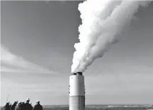  ?? NEW YORK TIMES FILE PHOTO ?? A group visiting Constellat­ion Energy’s coal-fired Brandon Shores Power Plant watches water vapor being released from a ‘scrubber’ in Anne Arundel County, Md., in 2012. The Trump administra­tion’s rewrite of Obama-era environmen­tal regulation­s could give new life to coal plants that have not installed advanced pollution controls.