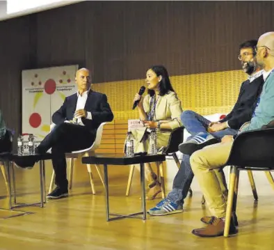  ?? JAIME GALINDO ?? Los participan­tes de la mesa debate ‘La psicología ambiental y bienestar’, ayer en el World Trade Centre de Zaragoza.