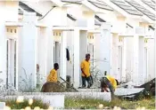  ?? FRIZAL/JAWA POS ?? SEDERHANA: Pembanguna­n rumah di Rembang, Pasuruan.