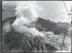  ?? PHOTO: ALEXANDER TURNBULL LIBRARY, REF 1/2-160196-F ?? Men mining for sulphur on White Island (Te Puia o Whakaari) between 1927 and 1929.