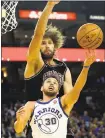  ?? RAY CHAVEZ — STAFF PHOTOGRAPH­ER ?? Warriors guard Stephen Curry scores and draws a foul.