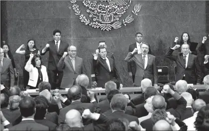  ??  ?? El presidente Peña Nieto durante el acto con estudiante­s y directivos del IPN. A su derecha, Otto Granados, titular de Educación Pública; a su izquierda, Alberto Rodríguez, director del Politécnic­o ■ Foto María Luisa Severiano