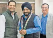  ?? TWITTER/INC@INDIA ?? Arvinder Singh Lovely (centre) with Congress president Rahul Gandhi and party’s Delhi unit chief Ajay Maken after rejoining the grand old party on Saturday.