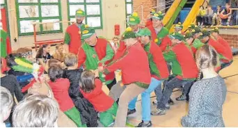  ?? FOTO: MUSIKVEREI­N ?? Eine Neuauflage des Duells Klein gegen Groß im Seilziehen gibt es am Samstag in Oberreitna­u.