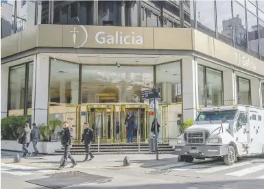  ?? BLOOMBERG ?? La oferta del Galicia por el HSBC podría no ser la última en el sistema.