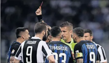  ??  ?? POLÉMICA. El árbitro Orsato mostró la roja directa a Vecino en el último Inter-Juventus.