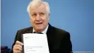  ??  ?? Horst Seehofer, ministro del Interior de Alemania: "el extremismo de derecha es la mayor amenaza para la seguridad en nuestro país."