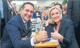  ?? HEINZ-PETER BADER / REUTERS ?? Heinz-Christian Strache y Marine Le Pen, ayer en Viena