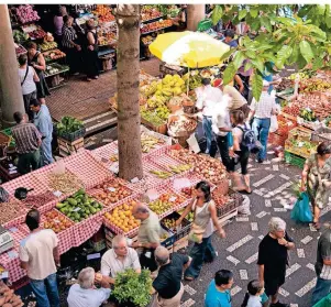  ?? FOTO: GETTY IMAGES/3QUARKS ?? Auf dem Mercado Lavradores in Madeiras Hauptstadt Funchal gibt es viele Pflanzen und exotische Früchte, die auf der Insel im Atlantik wachsen.