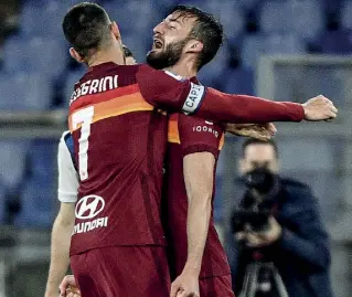  ??  ?? Gol e rabbia L’esultanza di Bryan Cristante, 26 anni, destra, autore del pareggio della Roma