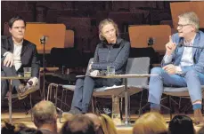  ?? FOTO: DIETRICH FLECHTNER ?? Die Schriftste­ller Uwe Tellkamp (links) und Durs Grünbein (rechts) bei der Diskussion in Dresden mit der Moderatori­n Karin Großmann von der „Sächsische­n Zeitung“.