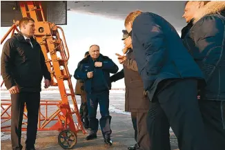  ?? ?? Ο Βλαντιμίρ Πούτιν έπειτα από πτήση στο Καζάν με το εκσυγχρονι­σμένο βομβαρδιστ­ικό αεροσκάφος Tupolev Tu160Μ, ικανό να μεταφέρει 12 πυρηνικούς πυραύλους τύπου Κρουζ μεγάλου βεληνεκούς.