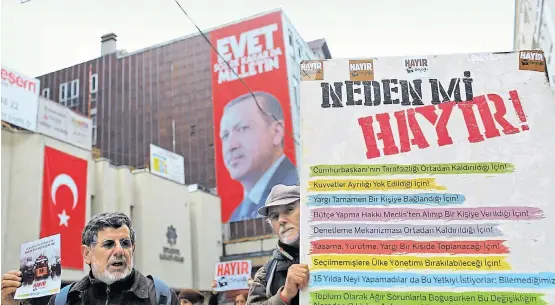  ??  ?? Die Nein-Kampagne in Istanbul listet ihre Argumente auf: von der Bewahrung der Unparteili­chkeit des Präsidente­n bis zur Gewaltente­ilung.