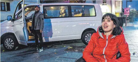  ?? FOTO: JULIUS BÖHM ?? Sabrina Forberg und Taxiuntern­ehmer Keskin Erbas vor dem VW-Bus, der umgebaut werden soll.
