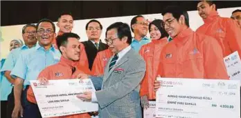  ??  ?? TIMBALAN Menteri Kerja Raya, Mohd Anuar Mohd Tahir (tengah) beramah mesra dengan pemenang World Skills Asia pada Majlis Graduasi 2018 Akademi Binaan Malaysia Wilayah Tengah.