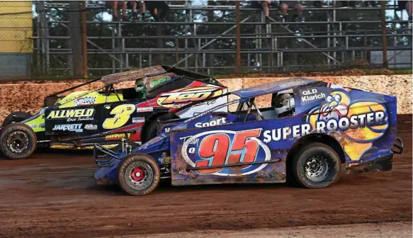  ?? Photo: Valerie Horton ?? SUPER POWER: Toowoomba’s Ray Klarich goes for an inside pass during his tussle with V8 Dirt Modified rival Tim Morse at Maryboroug­h Speedway.