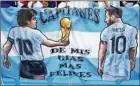  ?? ?? Himmlische Übergabe auf einem Banner argentinis­cher Fans: Diego Maradona überreicht den WM-Pokal an Lionel Messi.