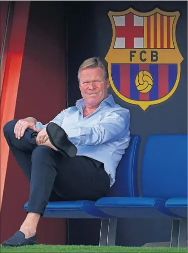  ??  ?? Ronald Koeman en el banquillo del Camp Nou antes del inicio de un partido.