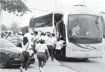  ??  ?? • Las decenas de autobuses entorpecie­ron el tráfico en toda la zona de Tabasco 2000.