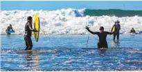  ?? JARROD VALLIERE U-T ?? Members of the San Dieguito Newcomers boogie boarding group meet on Mondays in Solana Beach.