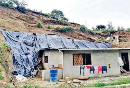  ??  ?? INVIERNO. Las fuertes lluvias han ocasionado daños en cinco viviendas del sector.