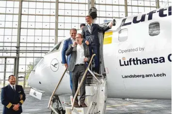  ?? Fotos: Thorsten Jordan ?? Die Taufe der „Landsberg am Lech“. Im Bild von links: Kapitän Gregor Winkler und die „Täufer“Carsten Spohr (Lufthansa), Ale xander Dobrindt und Oberbürger­meister Mathias Neuner. Unten links im Bild erklärt Co Pilot Michael Maurer das Cockpit. Rechts sieht man das Maschineni­nnere.