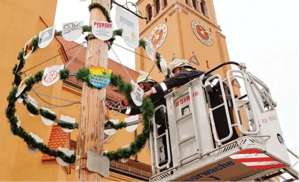  ?? Archivfoto: Annette Zoepf ?? Der Maibaum in Pfersee ist Schmuck und zugleich Symbol für das rege Vereinsleb­en und das damit verbundene ehrenamtli­che Engagement.