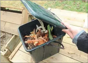  ??  ?? Bien triés, les déchets alimentair­es peuvent devenir du compost.