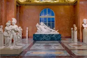  ??  ?? Appartemen­ts d’Anne d’Autriche. Au xviiie siècle, après le départ de la Cour pour Versailles, ce sont les seules pièces du Louvre ouvertes à la visite. À partir de 1800, elles accueillen­t des sculptures antiques venues d’Italie.