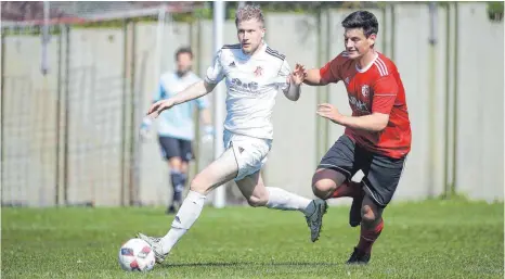  ?? FOTO: THOMAS WARNACK ?? Tamo Bausback ( links) lässt in dieser Szene Georg Birkler stehen. Und auch sonst geht der FC Krauchenwi­es/ Hausen als sicherer Sieger durchs Ziel - 3: 0- Erfolg für die Fotiou- Elf.