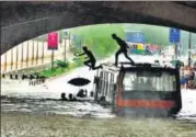  ?? SUSHIL KUMAR/HT PHOTO ?? A bus was stranded under the Shivaji Bridge on Monday.