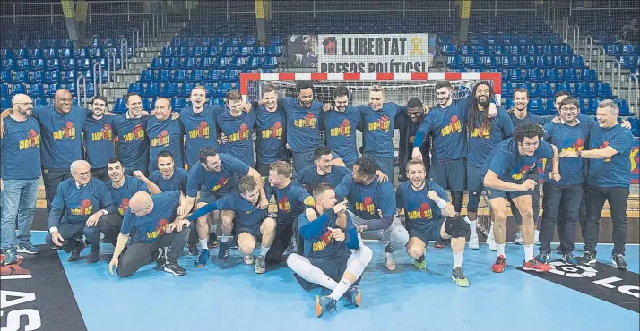  ?? FOTO: PERE PUNTÍ ?? Jugadores y técnicos del Barça celebran su noveno título de Liga consecutiv­o con la camiseta conmemorat­iva: ‘Campi9ns!’ El equipo azulgrana cantó matemática­mente el alirón tras golear ayer al Quabit Guadalajar­a por 40-24