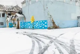  ?? DAVID GUTTENFELD­ER/THE NEW YORK TIMES ?? A wall pockmarked by shrapnel from a Russian rocket attack is seen Wednesday at a cultural center in Irpin, Ukraine, west of the capital Kyiv.