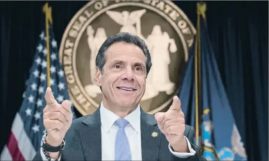  ?? MARY ALTAFFER / AP ?? El governador de Nova York, Andrew Cuomo, va comparèixe­r ahir davant de la premsa a les seves oficines de Manhattan