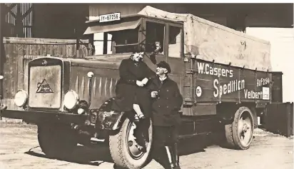  ?? FOTO: CASPERS ?? Wilhelm Caspers mit Ehefrau und Sohn Karl Friedrich (auf dem Fahrersitz), um 1933.