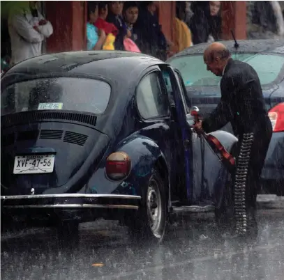  ?? MIGUEL ROMERO ?? La lluvia espantó hasta a los músicos.