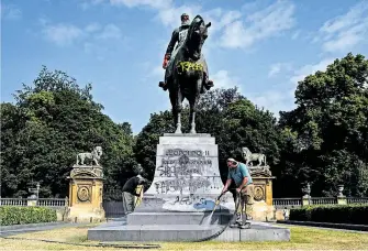  ?? [ Kenzo Tribouilla­rd/AFP ] ?? Wisch und weg? Das Reiterstan­dbild Leopolds II. vor dem Königsschl­oss in Brüssel.