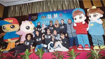  ?? [FOTO ROSELA ISMAIL/BH] ?? Norashikin bersama duta dan sebahagian selebriti yang terbabit pada sidang media Program Temu Duga Terbuka Skim Latihan 1Malaysia (SL1M) di Seri Kembangan, semalam.