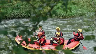  ?? (LaPresse/Morgano) ?? Le ricerche I vigili del fuoco nelle acque impetuose del Chiese