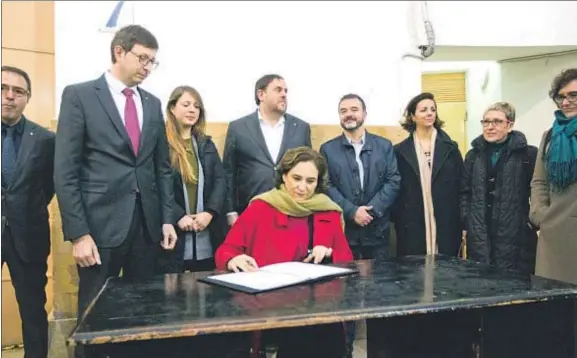  ?? XAVIER GÓMEZ ?? Convenio con obligacion­es. La alcaldesa Ada Colau firmando el acuerdo que establece nuevas obligacion­es para la clausura del centro