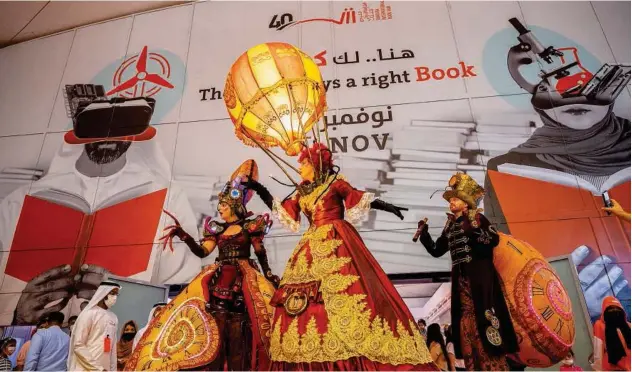  ?? ?? ↑
Artistes entertain crowds at the Sharjah book fair.