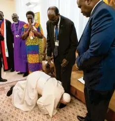  ?? Foto: Vatican Media/afp ?? Bei einem Friedenstr­effen für das Bürgerkrie­gsland Südsudan im Vatikan küsst der Papst die Füße des Präsidente­n Salva Kiir.