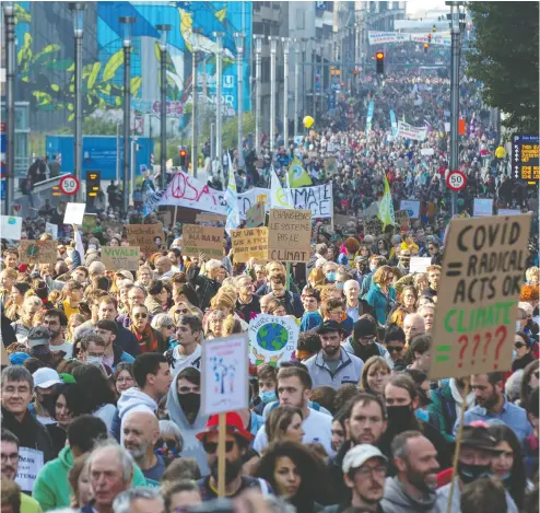  ?? NICOLAS MAETERLINC­K / BELGA / AFP VIA GETTY IMAGES ?? Protesters demonstrat­e in Brussels on Sunday ahead of the COP26 climate summit.