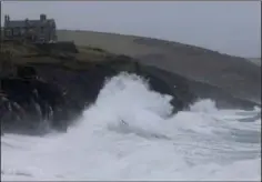  ?? ?? Høje bølger ramte også havnebyen Porthleven i Wales søndag, da stormen Isha gik i land. Foto: Jo-Shreeve/Reuters/Ritzau Scanpix